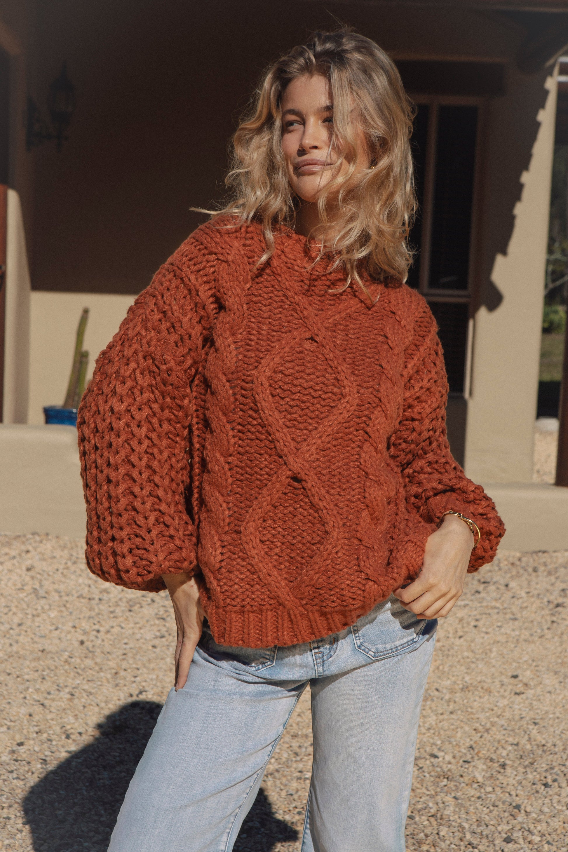 Chunky cable knit sweater in 100% acrylic - Wildwood Knit Ember
