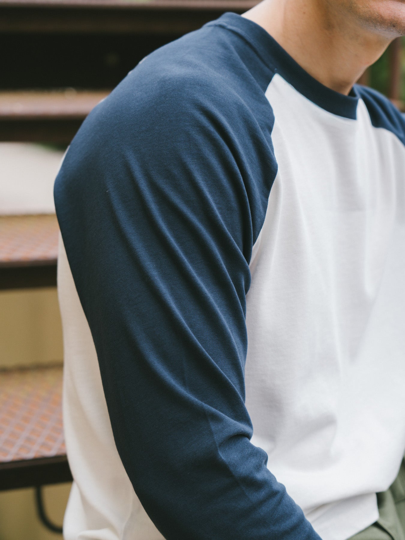 Pétrone T-shirt manches courtes coton bio tencel blanc crème homme#couleur_raglan-blanc-crème---bleu-marine